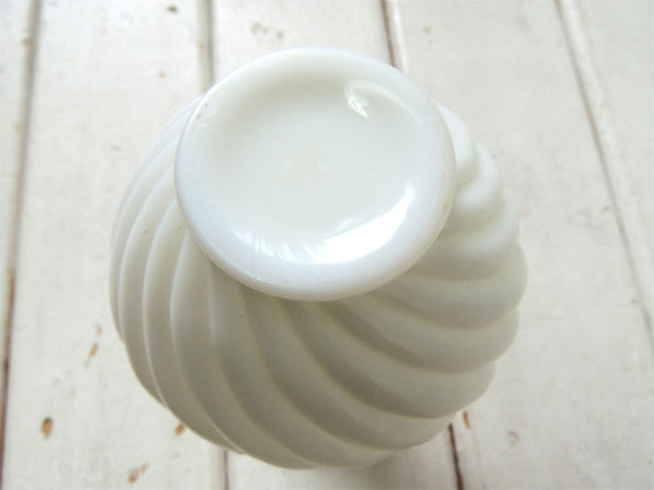 【フリルカット】ホワイトカラー・ミルクガラス製・ヴィンテージ・フラワーベース・花器・花瓶 USA
