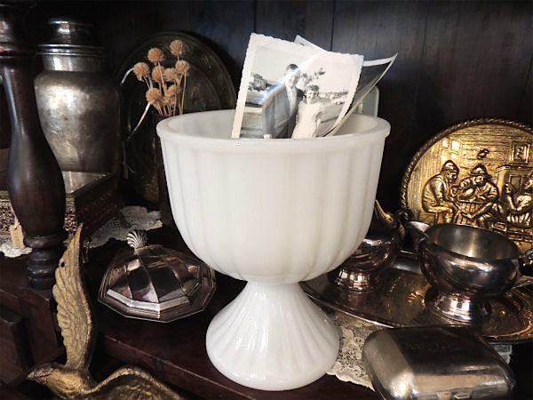 【ミルクガラス】ホワイトカラー・ヴィンテージ・脚付きフラワーベース・花器・コンポート器・花瓶 USA