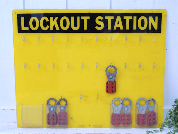 US 工業系・LOCKOUT STATION マスターロック・壁掛け式・ヴィンテージ・工具 ケース 看板 ガレージ雑貨