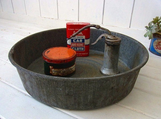 ラウンド型のシャビーなブリキ製・ヴィンテージ・タライ/たらい USA