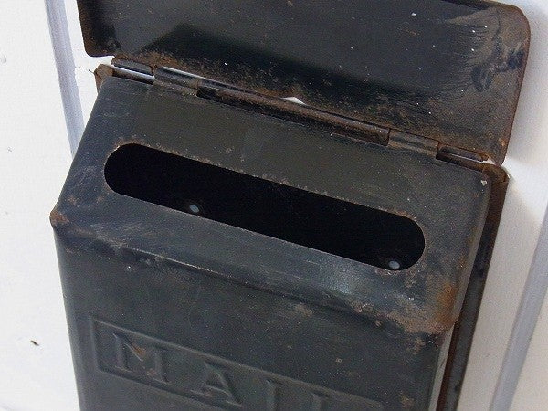 新聞受け付き・黒色のティン製・アンティーク・メールボックス/郵便受け/ポスト USA