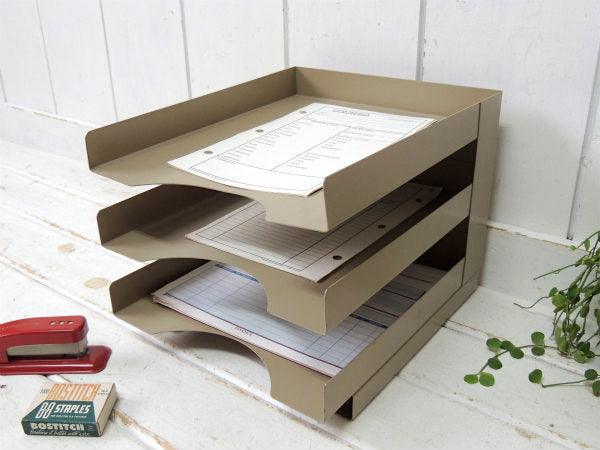 インダストリアル・メタル製・3段式・脚付き・ヴィンテージ・書類ラック・デスクトレイ・書類トレイ