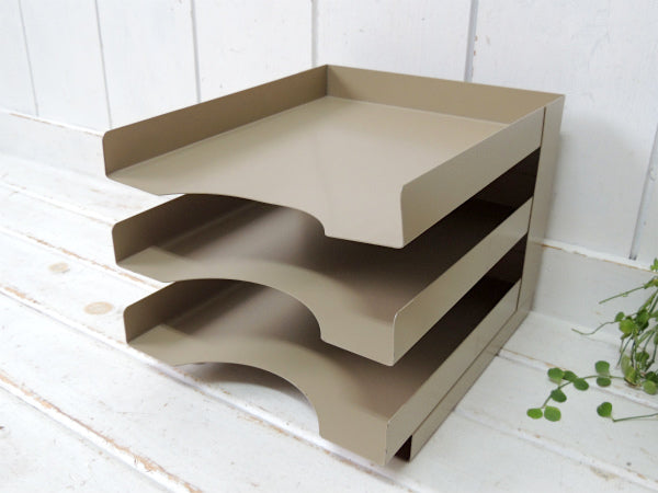 インダストリアル・メタル製・3段式・脚付き・ヴィンテージ・書類ラック・デスクトレイ・書類トレイ