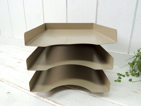 インダストリアル・メタル製・3段式・脚付き・ヴィンテージ・書類ラック・デスクトレイ・書類トレイ