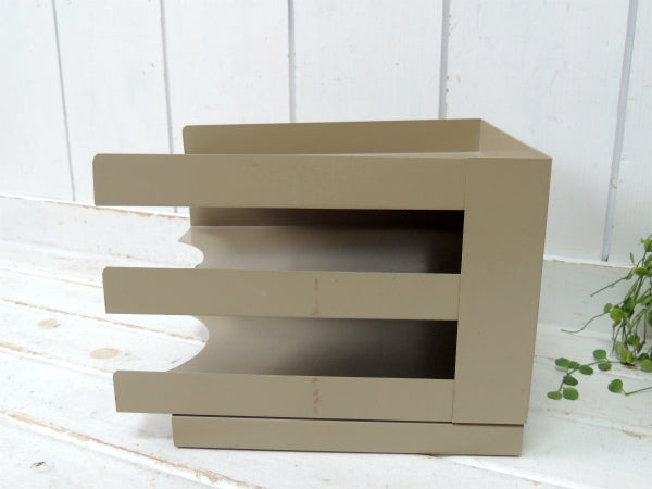 インダストリアル・メタル製・3段式・脚付き・ヴィンテージ・書類ラック・デスクトレイ・書類トレイ