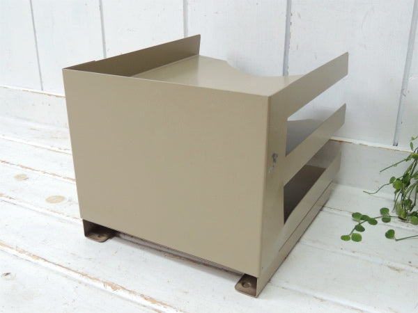 インダストリアル・メタル製・3段式・脚付き・ヴィンテージ・書類ラック・デスクトレイ・書類トレイ