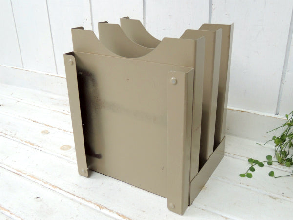 インダストリアル・メタル製・3段式・脚付き・ヴィンテージ・書類ラック・デスクトレイ・書類トレイ