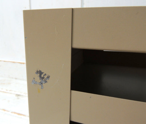 インダストリアル・メタル製・3段式・脚付き・ヴィンテージ・書類ラック・デスクトレイ・書類トレイ