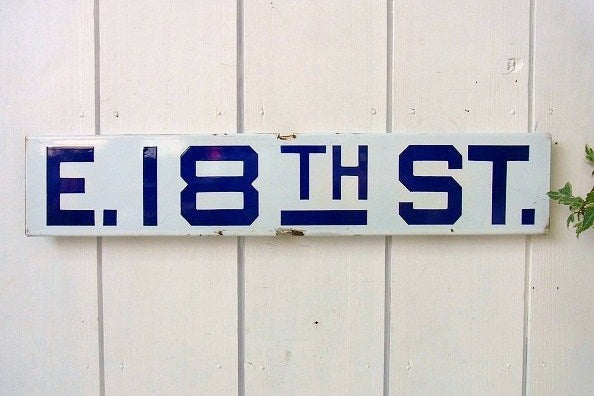 【E.18TH ST.】ホーロー製・ヴィンテージ・ストリートサイン/街路サイン/看板 USA