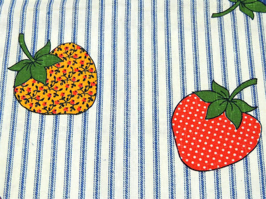 レトロポップなイチゴ柄・デッドストック・ヴィンテージ・ファブリック・生地・テキスタイル・93×77