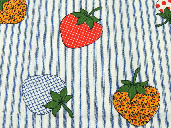 レトロポップなイチゴ柄・デッドストック・ヴィンテージ・ファブリック・生地・テキスタイル・93×77