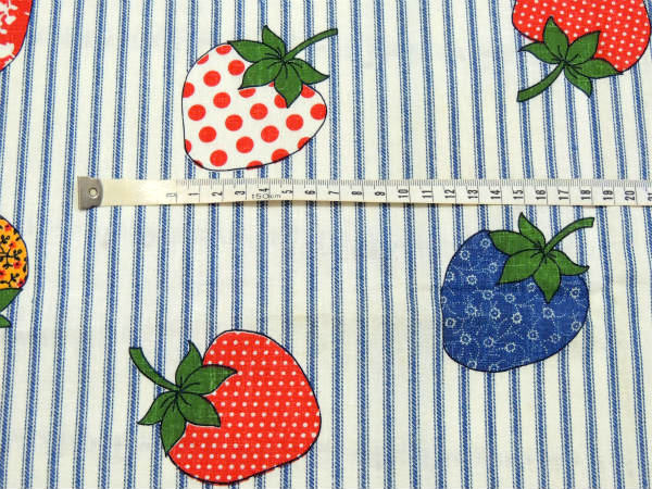 レトロポップなイチゴ柄・デッドストック・ヴィンテージ・ファブリック・生地・テキスタイル・93×77