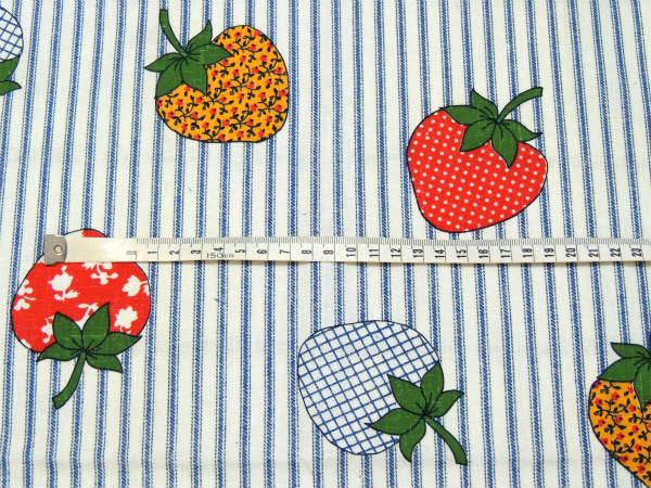 レトロポップなイチゴ柄・デッドストック・ヴィンテージ・ファブリック・生地・テキスタイル・93×77