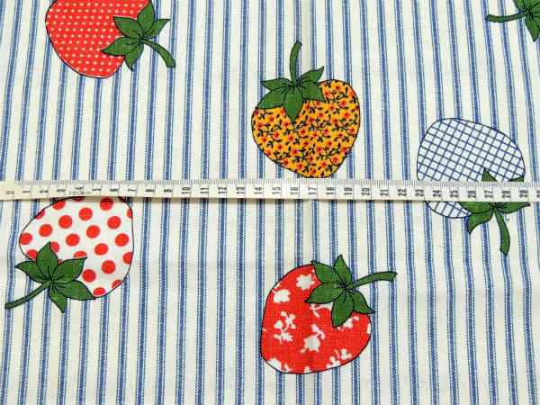 レトロポップなイチゴ柄・デッドストック・ヴィンテージ・ファブリック・生地・テキスタイル・93×77