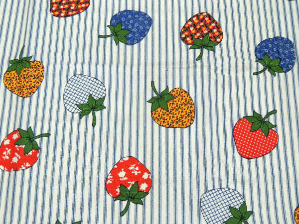 レトロポップなイチゴ柄・デッドストック・ヴィンテージ・ファブリック・生地・テキスタイル・93×77