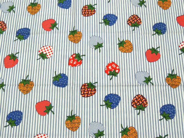 レトロポップなイチゴ柄・デッドストック・ヴィンテージ・ファブリック・生地・テキスタイル・93×77