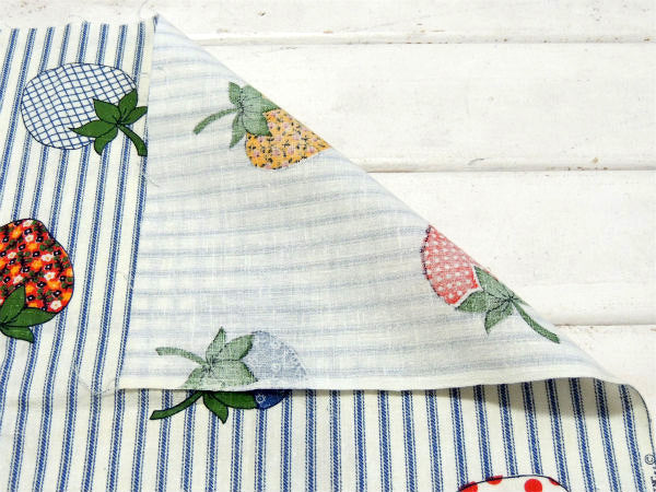 レトロポップなイチゴ柄・デッドストック・ヴィンテージ・ファブリック・生地・テキスタイル・93×77