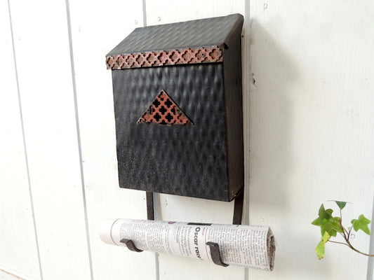 US モダンデザイン ブラック×レッド・新聞受け付き・縦型・アイアン・ヴィンテージ・メールボックス