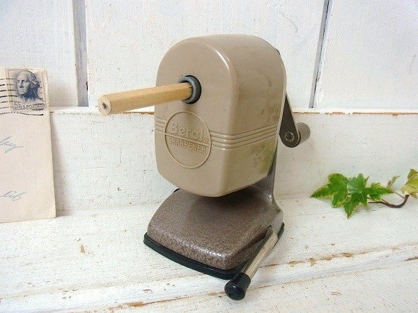 【Berol】ベージュ色・バキュームタイプ・ヴィンテージ・ペンシルシャープナー/鉛筆削り　USA