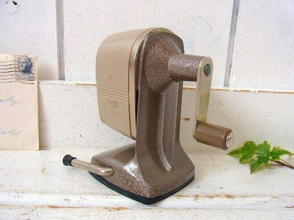 【Berol】ベージュ色・バキュームタイプ・ヴィンテージ・ペンシルシャープナー/鉛筆削り　USA