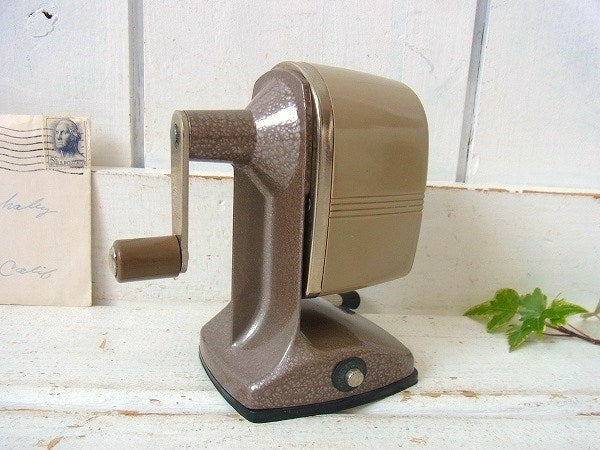 【Berol】ベージュ色・バキュームタイプ・ヴィンテージ・ペンシルシャープナー/鉛筆削り　USA