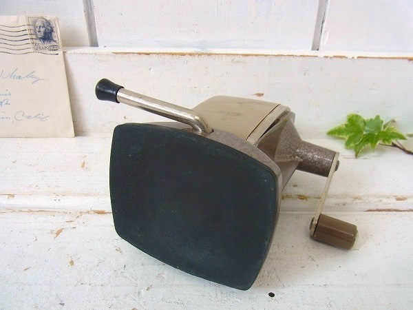 【Berol】ベージュ色・バキュームタイプ・ヴィンテージ・ペンシルシャープナー/鉛筆削り　USA