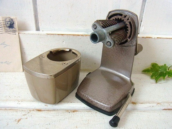 【Berol】ベージュ色・バキュームタイプ・ヴィンテージ・ペンシルシャープナー/鉛筆削り　USA