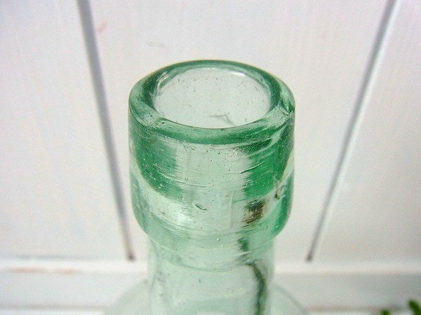気泡たっぷりの大きなアンティーク・ガラスボトル/空き瓶　USA