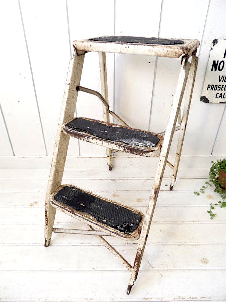 USA!白色のシャビーなスチール製・ヴィンテージ・ステップラダー/脚立