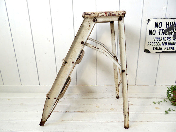 USA!白色のシャビーなスチール製・ヴィンテージ・ステップラダー/脚立