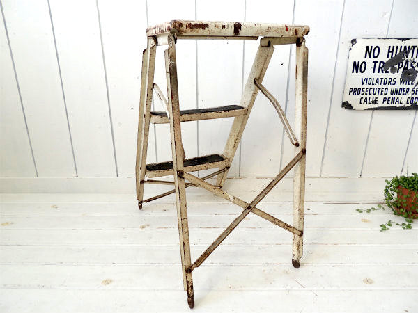 USA!白色のシャビーなスチール製・ヴィンテージ・ステップラダー/脚立
