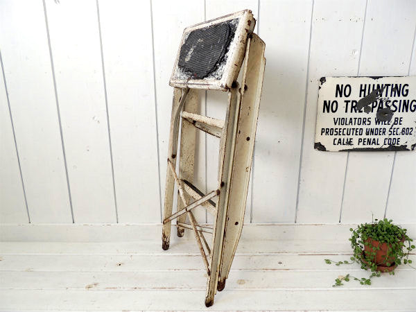 USA!白色のシャビーなスチール製・ヴィンテージ・ステップラダー/脚立