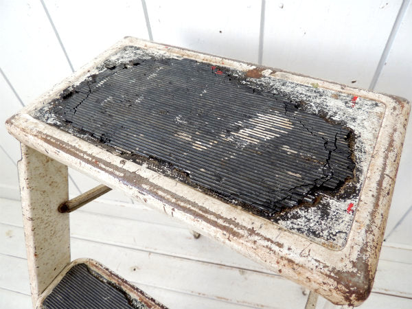 USA!白色のシャビーなスチール製・ヴィンテージ・ステップラダー/脚立