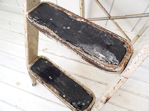 USA!白色のシャビーなスチール製・ヴィンテージ・ステップラダー/脚立