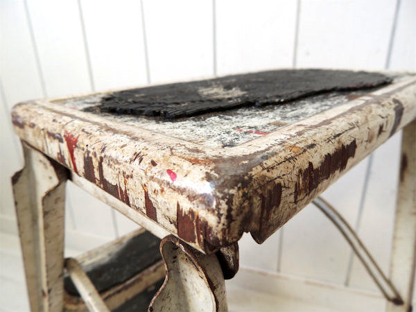 USA!白色のシャビーなスチール製・ヴィンテージ・ステップラダー/脚立