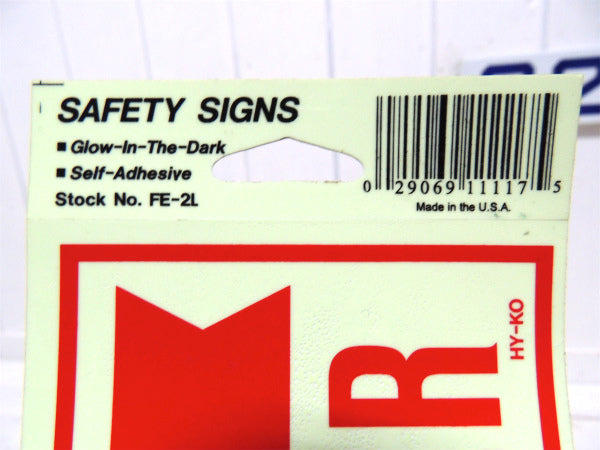 ←FIRE EXTINGUISHER 米国標識・消火器・ステッカー・デッドストック・USA