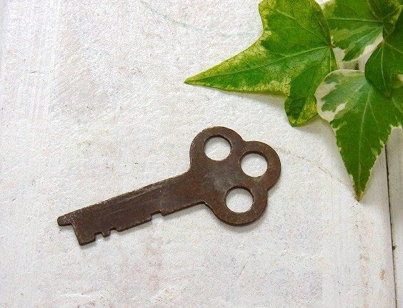 三つ穴 古鍵　アンティーク　鍵　アメリカンビンテージ　キー　USA キーホルダー