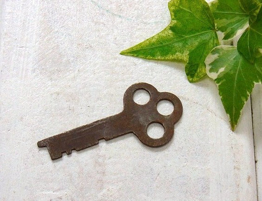 三つ穴 古鍵 アンティーク 鍵 アメリカンビンテージ キー USA キーホルダー