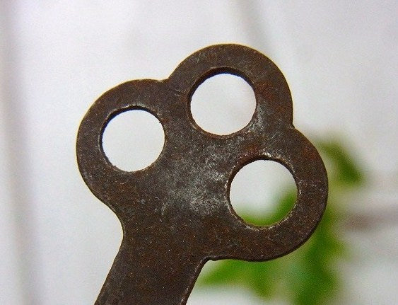 三つ穴 古鍵　アンティーク　鍵　アメリカンビンテージ　キー　USA キーホルダー