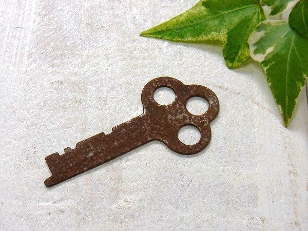 三つ穴 古鍵　アンティーク　鍵　アメリカンビンテージ　キー　USA キーホルダー