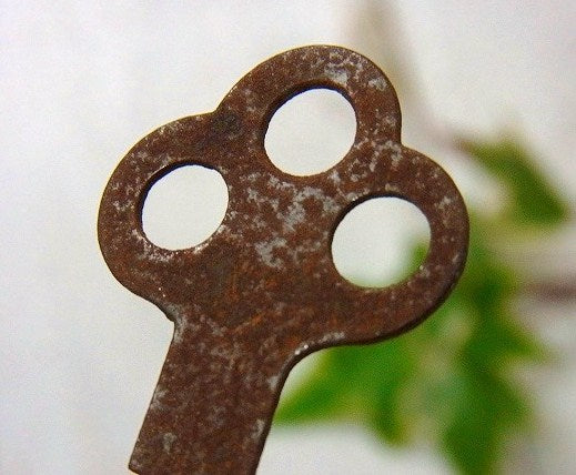 三つ穴 古鍵　アンティーク　鍵　アメリカンビンテージ　キー　USA キーホルダー