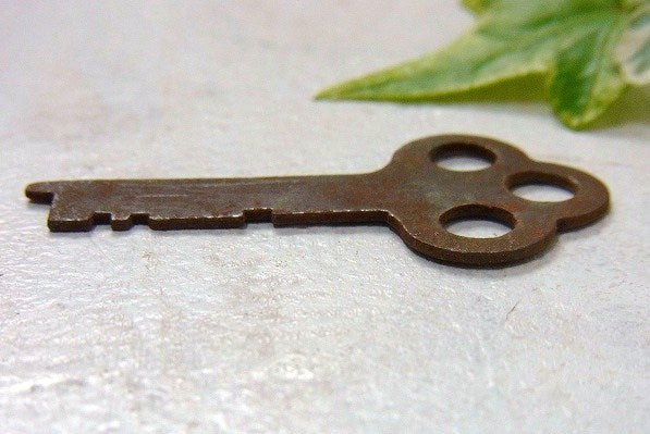 三つ穴 古鍵　アンティーク　鍵　アメリカンビンテージ　キー　USA キーホルダー