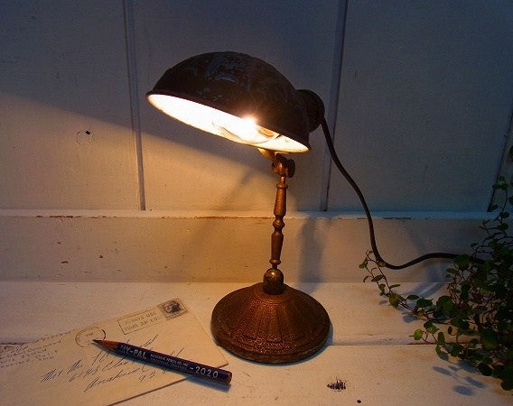 ノスタルジック ゴールドトーン・小さなアンティーク・デスクランプ・照明・テーブルランプ