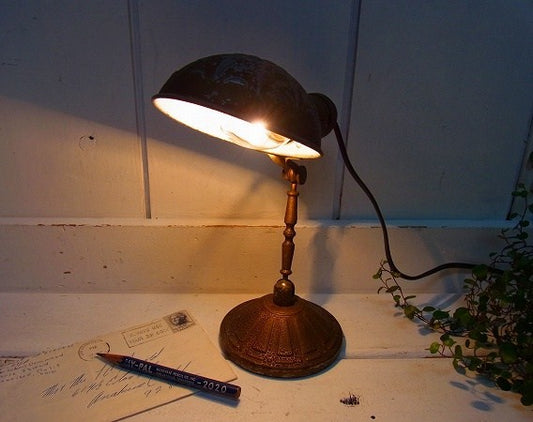 ノスタルジック ゴールドトーン・小さなアンティーク・デスクランプ・照明・テーブルランプ