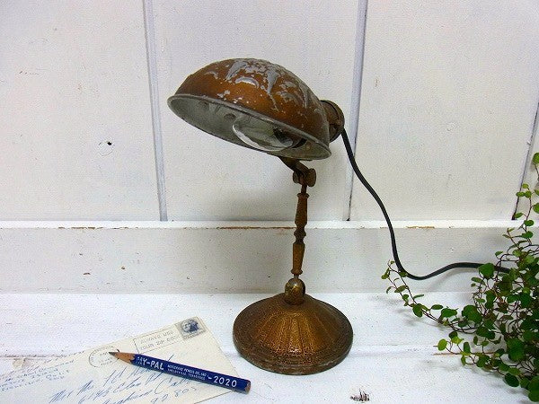 ノスタルジック ゴールドトーン・小さなアンティーク・デスクランプ・照明・テーブルランプ