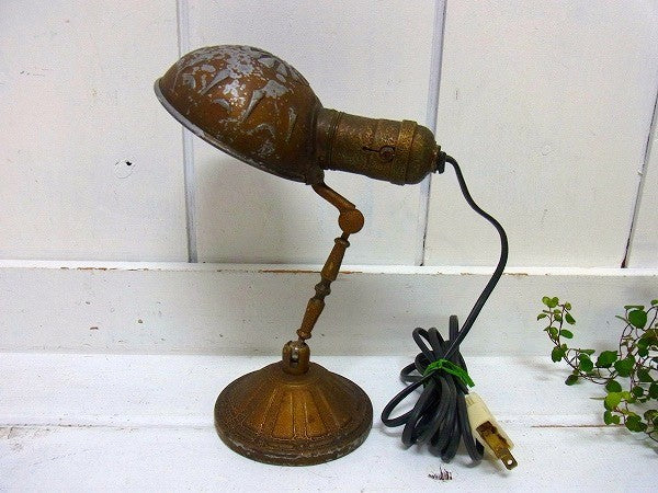 ノスタルジック ゴールドトーン・小さなアンティーク・デスクランプ・照明・テーブルランプ