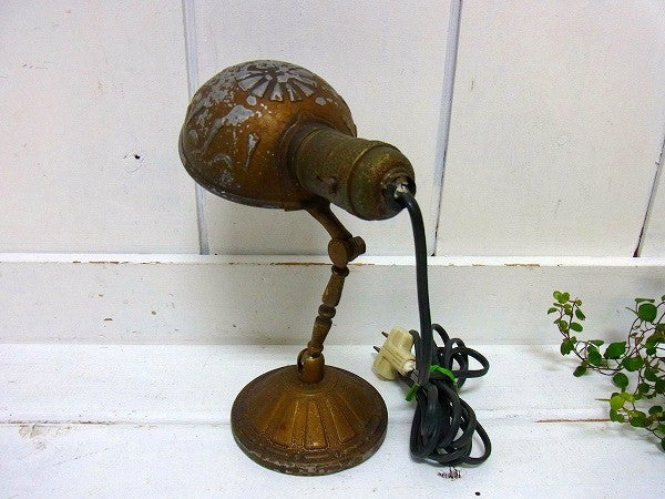 ノスタルジック ゴールドトーン・小さなアンティーク・デスクランプ・照明・テーブルランプ