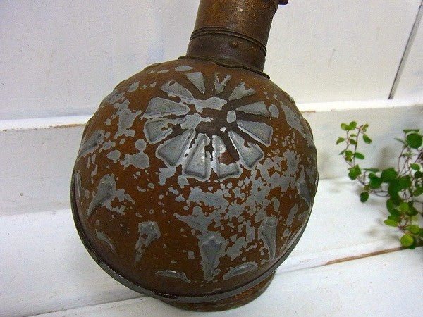 ノスタルジック ゴールドトーン・小さなアンティーク・デスクランプ・照明・テーブルランプ