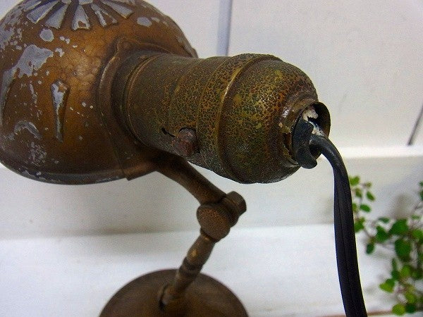 ノスタルジック ゴールドトーン・小さなアンティーク・デスクランプ・照明・テーブルランプ