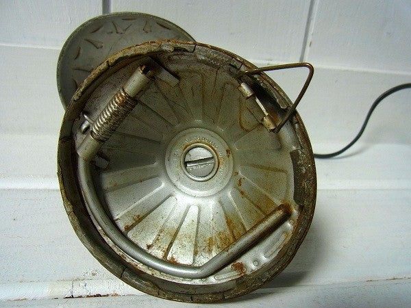 ノスタルジック ゴールドトーン・小さなアンティーク・デスクランプ・照明・テーブルランプ